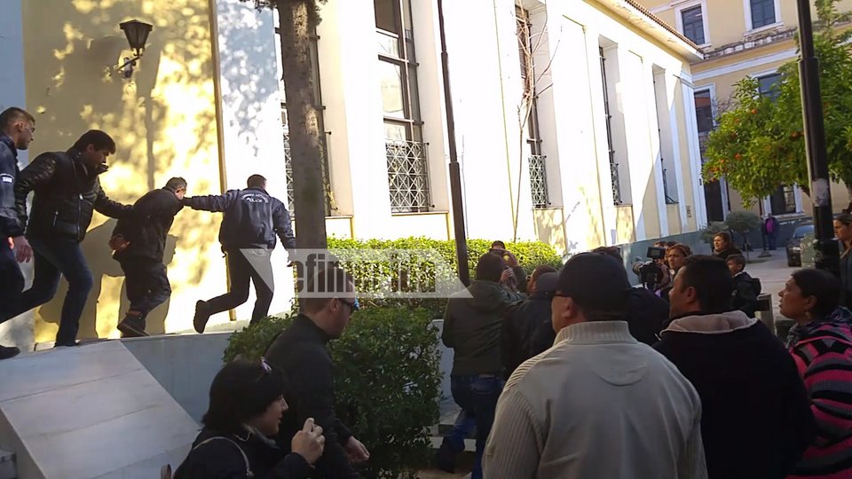 Γιούχαραν τον κυλικειάρχη που ασέλγησε σε μαθήτριες -«Συγνώμη, είμαι ένα τέρας, τα ομολογώ όλα» [εικόνες] | iefimerida.gr 0