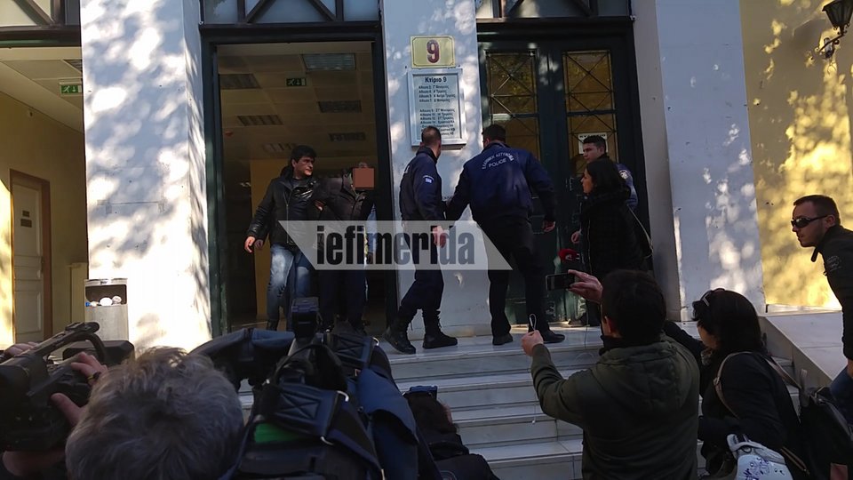 Γιούχαραν τον κυλικειάρχη που ασέλγησε σε μαθήτριες -«Συγνώμη, είμαι ένα τέρας, τα ομολογώ όλα» [εικόνες] | iefimerida.gr 1