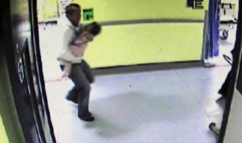 Σοκ-Παιδόφιλος δίνει το φιλί της ζωής σε βρέφος που μόλις έχει κακοποιήσει [εικόνες&βίντεο] | iefimerida.gr 0