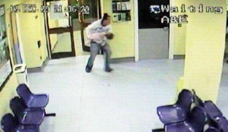 Σοκ-Παιδόφιλος δίνει το φιλί της ζωής σε βρέφος που μόλις έχει κακοποιήσει [εικόνες&βίντεο] | iefimerida.gr 1