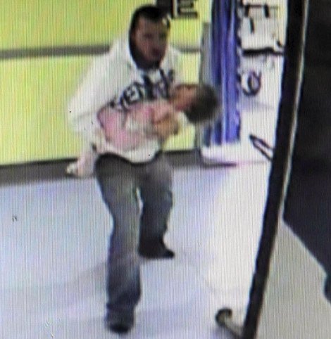 Σοκ-Παιδόφιλος δίνει το φιλί της ζωής σε βρέφος που μόλις έχει κακοποιήσει [εικόνες&βίντεο] | iefimerida.gr 2