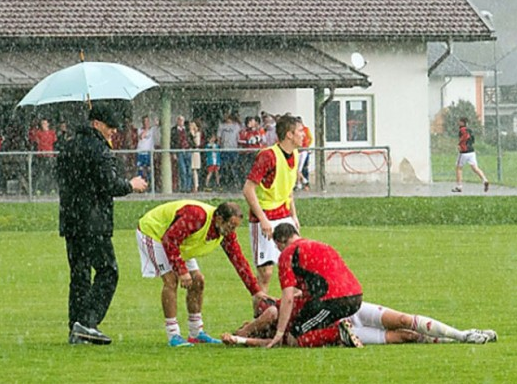 Οκτώ ποδοσφαιριστές τραυματίστηκαν κατά τη διάρκεια αγώνα από κεραυνό -Δύο σε σοβαρή κατάσταση [εικόνες] | iefimerida.gr 0