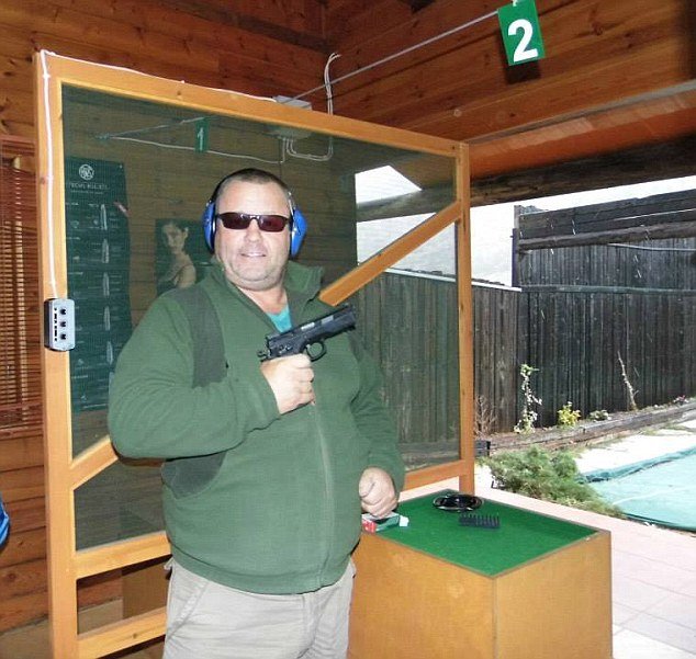 Αυτός είναι ο Βρετανός παιδόφιλος της Κρήτης -Πόζαρε με όπλα, βασάνιζε τα παιδιά του [εικόνες] | iefimerida.gr 1