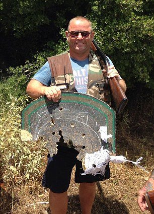 Αυτός είναι ο Βρετανός παιδόφιλος της Κρήτης -Πόζαρε με όπλα, βασάνιζε τα παιδιά του [εικόνες] | iefimerida.gr 0