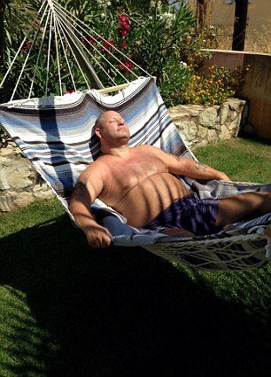 Αυτός είναι ο Βρετανός παιδόφιλος της Κρήτης -Πόζαρε με όπλα, βασάνιζε τα παιδιά του [εικόνες] | iefimerida.gr 2