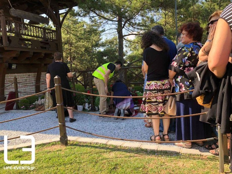 Ουρές πιστών στον τάφο του Αγ. Παΐσιου -Από όλη την Ελλάδα [εικόνες & βίντεο] | iefimerida.gr 0