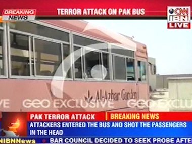 Μακελειό στο Καράτσι με 41 νεκρούς -Ένοπλοι σε μοτοσυκλέτες επιτέθηκαν σε λεωφορείο [εικόνα] | iefimerida.gr 0