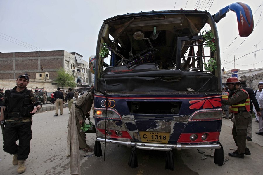 Πακιστάν: 15 νεκροί από έκρηξη βόμβας σε λεωφορείο [εικόνες]   | iefimerida.gr 0