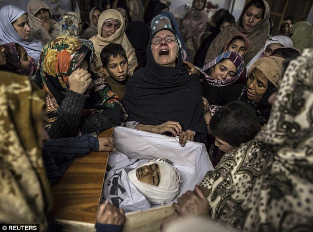 Φρίκη: Αντίποινα για το Νόμπελ στη Μαλάλα η φονική επίθεση των Ταλιμπάν στο σχολείο στο Πακιστάν; [εικόνες & βίντεο] | iefimerida.gr 1