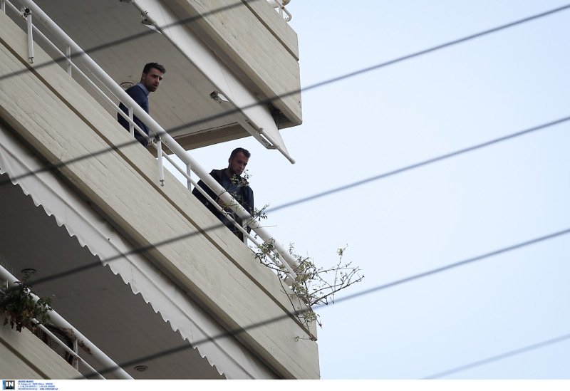 Θρίλερ στο Π. Φάληρο -Ληστές εισέβαλαν σε σπίτι -Σκαρφάλωναν στα μπαλκόνια για να ξεφύγουν, ένας δράστης νεκρός | iefimerida.gr 2
