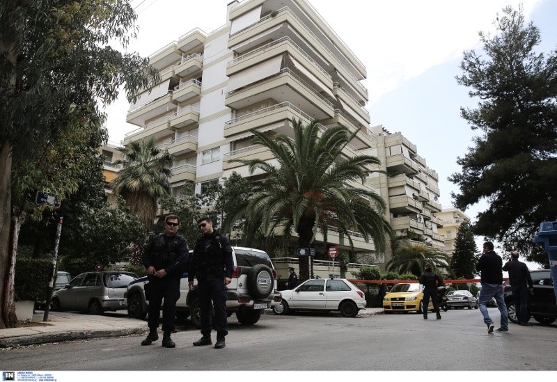 Θρίλερ στο Π. Φάληρο -Ληστές εισέβαλαν σε σπίτι -Σκαρφάλωναν στα μπαλκόνια για να ξεφύγουν, ένας δράστης νεκρός | iefimerida.gr 1