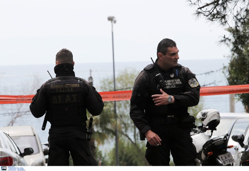 Θρίλερ στο Π. Φάληρο -Ληστές εισέβαλαν σε σπίτι -Σκαρφάλωναν στα μπαλκόνια για να ξεφύγουν, ένας δράστης νεκρός | iefimerida.gr 3