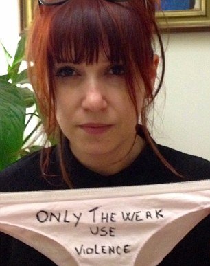 Γράψε κι εσύ το μήνυμά σου στο εσώρουχό σου -Η νέα εκστρατεία κατά της κακοποίησης των γυναικών [εικόνες] | iefimerida.gr 4