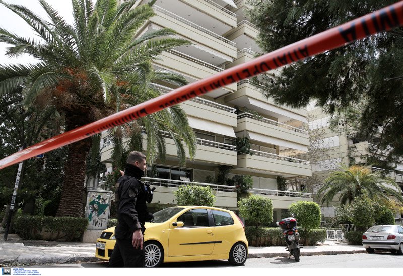Θρίλερ στο Π. Φάληρο -Ληστές εισέβαλαν σε σπίτι -Σκαρφάλωναν στα μπαλκόνια για να ξεφύγουν, ένας δράστης νεκρός | iefimerida.gr 0