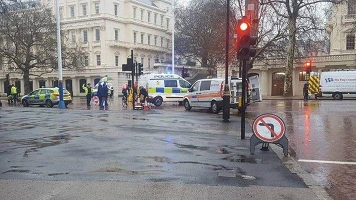 Συναγερμός στο παλάτι του Μπάκιγχαμ - Εντοπίστηκε ύποπτο όχημα κοντά στην κεντρική πύλη [εικόνες] | iefimerida.gr 1