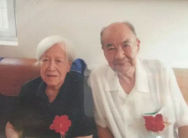 Συγκινητικό: Η φωτογραφία ζευγαριού 90χρονων στο νοσοκομείο -Στο κρεβάτι, του κρατά το χέρι [εικόνα] | iefimerida.gr 2