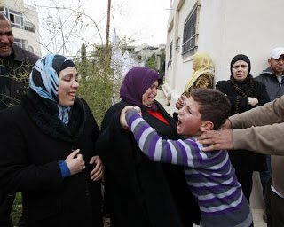 H φωτογραφία του παλαιστίνιου πιτσιρικά που σόκαρε τον πλανήτη [εικόνες] | iefimerida.gr 1