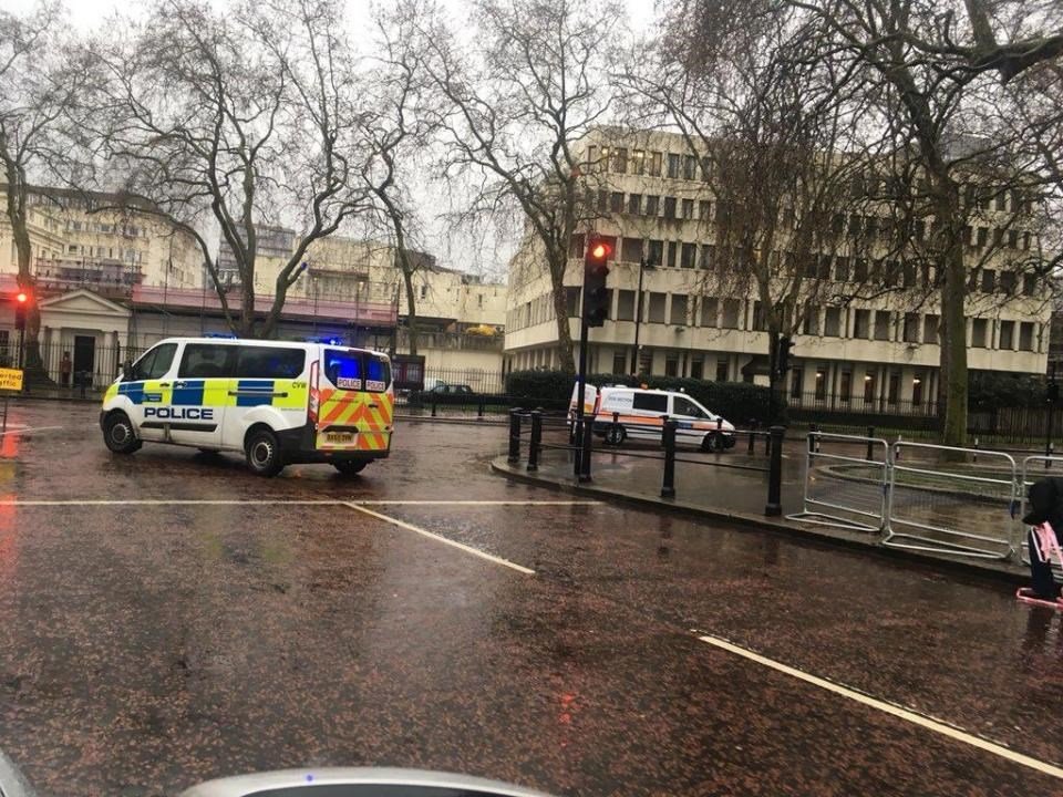 Συναγερμός στο παλάτι του Μπάκιγχαμ - Εντοπίστηκε ύποπτο όχημα κοντά στην κεντρική πύλη [εικόνες] | iefimerida.gr 0