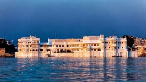 Γύρω γύρω θάλασσα και στη μέση ένα παλάτι: Το ξενοδοχείο που μετατρέπεται σε νησί με την παλίρροια [εικόνες] | iefimerida.gr 0