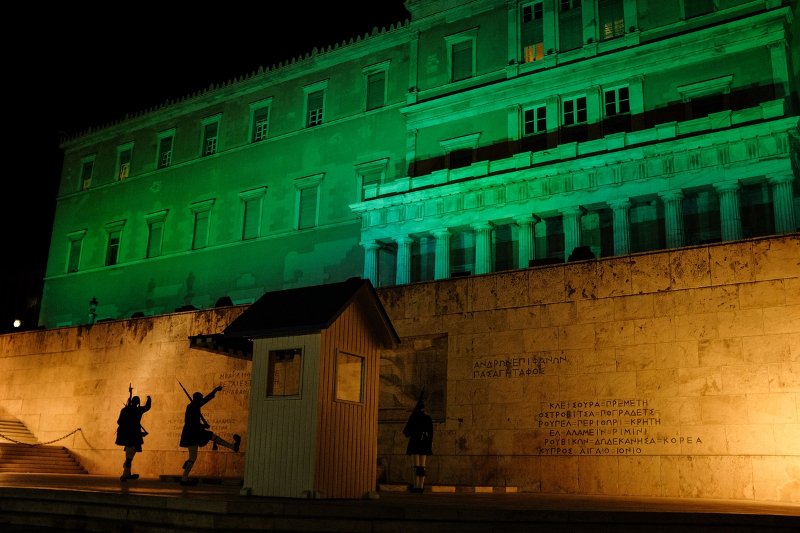 Στα...πράσινα η Βουλή λόγω διεθνούς Συμφωνίας των Παρισίων για την Κλιματική Αλλαγή [εικόνες] | iefimerida.gr 2