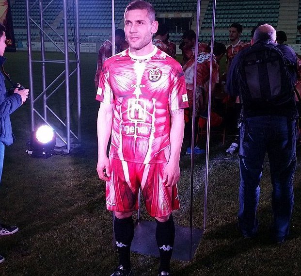 Φανέλα ομάδας βγαλμένη από... θρίλερ -Εμφάνιση ισπανικού συλλόγου προκαλεί εφιάλτες [εικόνες] | iefimerida.gr 4