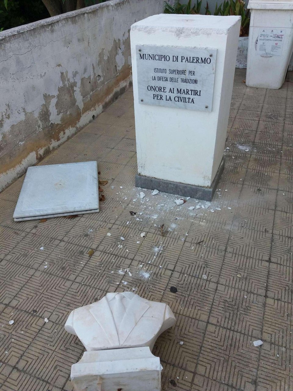 Ανάστατη η Ιταλία από βανδαλισμό προτομής δικαστή -Πρωτοστάτησε κατά της μαφίας [εικόνες & βίντεο]  | iefimerida.gr 0