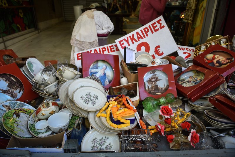 Πιάτα, φλιτζάνια, κομπολόγια και ό,τι βάλει ο νους του καθενός είναι στους πάγκους