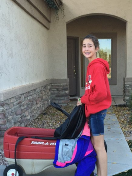 Μία 12χρονη με μεγάλη καρδιά -Μάζεψε 1.000 παλτά για τους άστεγους [εικόνες] | iefimerida.gr 0