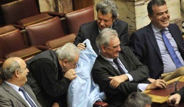 Η Daily Mail «κράζει» Τατσόπουλο-Ψαριανό για το παλτό της Μακρή: Αυτοί οι σεξιστές και χυδαίοι πολιτικοί πραγματικά βρωμάνε | iefimerida.gr 0