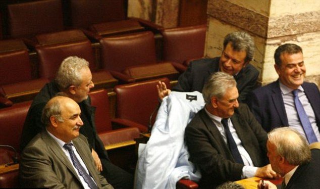 Η Daily Mail «κράζει» Τατσόπουλο-Ψαριανό για το παλτό της Μακρή: Αυτοί οι σεξιστές και χυδαίοι πολιτικοί πραγματικά βρωμάνε | iefimerida.gr 1