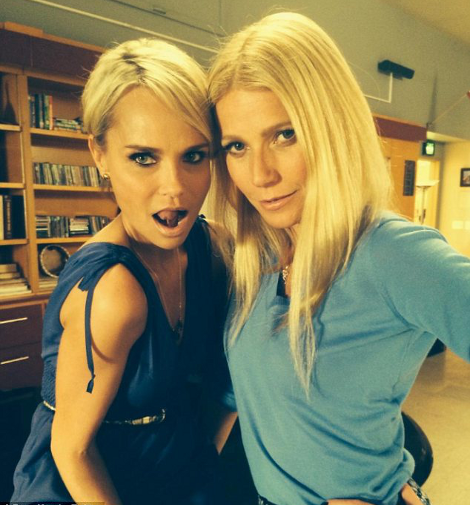 Δύο πραγματικά σέξι γυναίκες επιστρέφουν και αναστατώνουν παρέα το Twitter [εικόνα] | iefimerida.gr 0