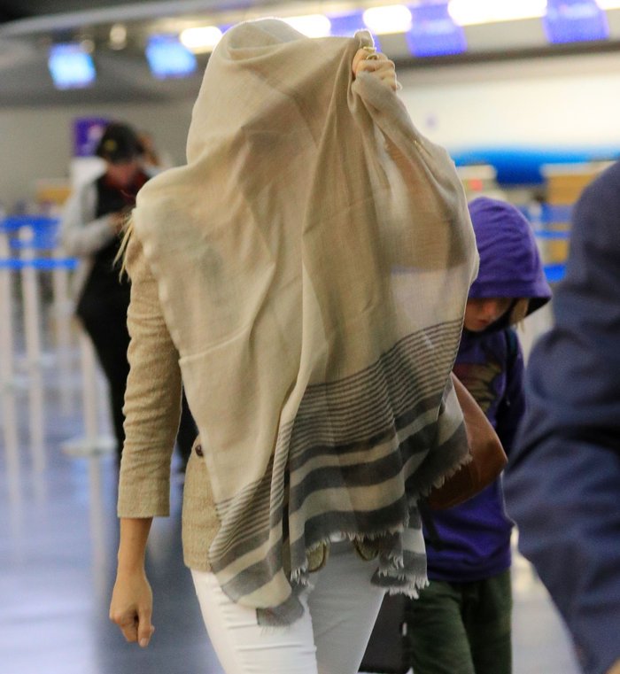 Μυστηριώδης εμφάνιση της Γκουίνεθ Πάλτροου στο αεροδρόμιο -Εκρυβε το πρόσωπό της [εικόνες] | iefimerida.gr 1