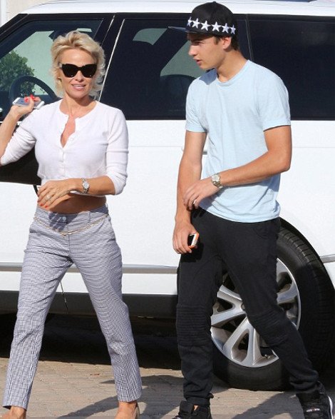 Μόνο η Πάμελα Αντερσον μπορεί να φορά παντελόνι με ζακέτα και να είναι αφόρητα σέξι -Η λεπτομέρεια που κάνει τη διαφορά [εικόνες] | iefimerida.gr 0