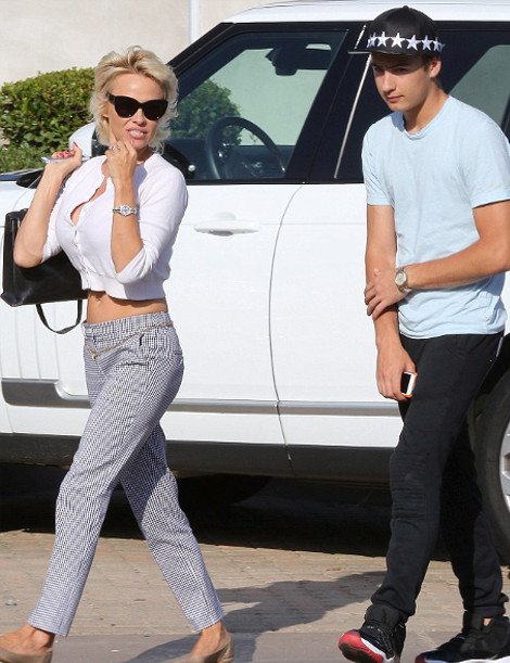 Μόνο η Πάμελα Αντερσον μπορεί να φορά παντελόνι με ζακέτα και να είναι αφόρητα σέξι -Η λεπτομέρεια που κάνει τη διαφορά [εικόνες] | iefimerida.gr 2