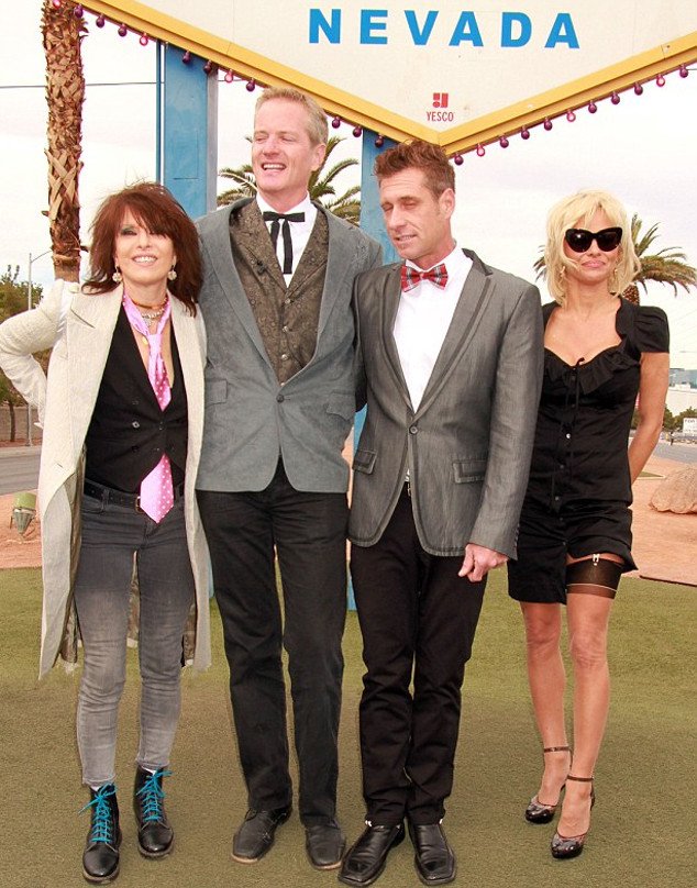 Η Πάμελα Αντερσον κουμπάρα -Πήγε στον γάμο με τις ζαρτιέρες της [εικόνες] | iefimerida.gr 2