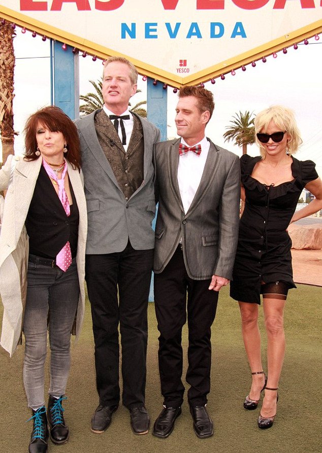 Η Πάμελα Αντερσον κουμπάρα -Πήγε στον γάμο με τις ζαρτιέρες της [εικόνες] | iefimerida.gr 3