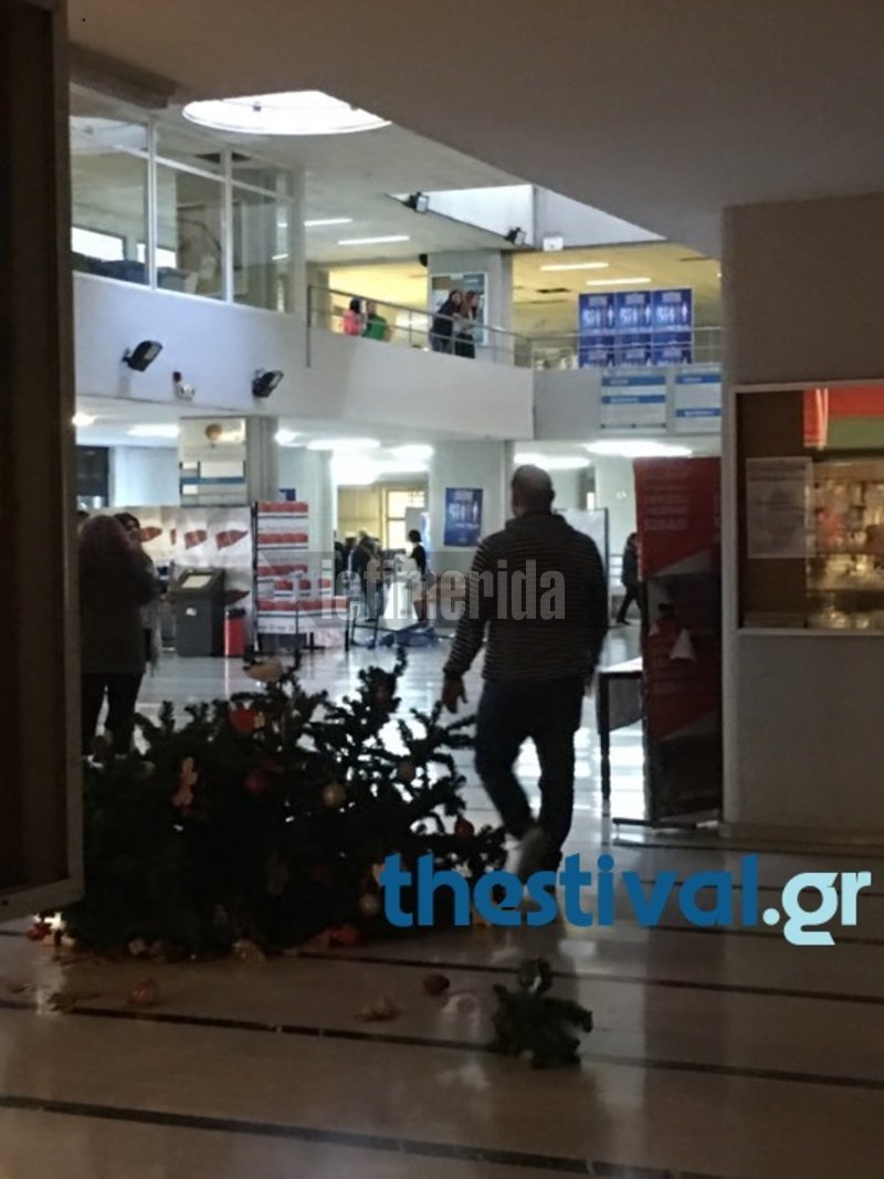 Εισβολή κουκουλοφόρων στο ΠΑΜΑΚ -Τα έκαναν γυαλιά καρφιά [εικόνες] | iefimerida.gr 2