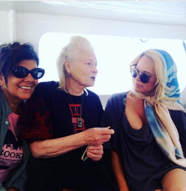 Η Πάμελα Αντερσον στην Υδρα -Σε ρόλο μοντέλου [εικόνα] | iefimerida.gr 0