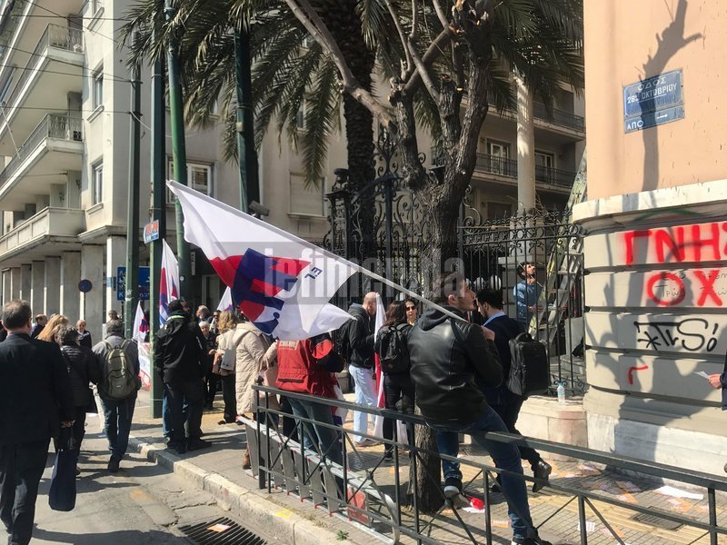Περίπου 50 μέλη του ΠΑΜΕ έξω από τα γραφεία της ΓΣΕΕ