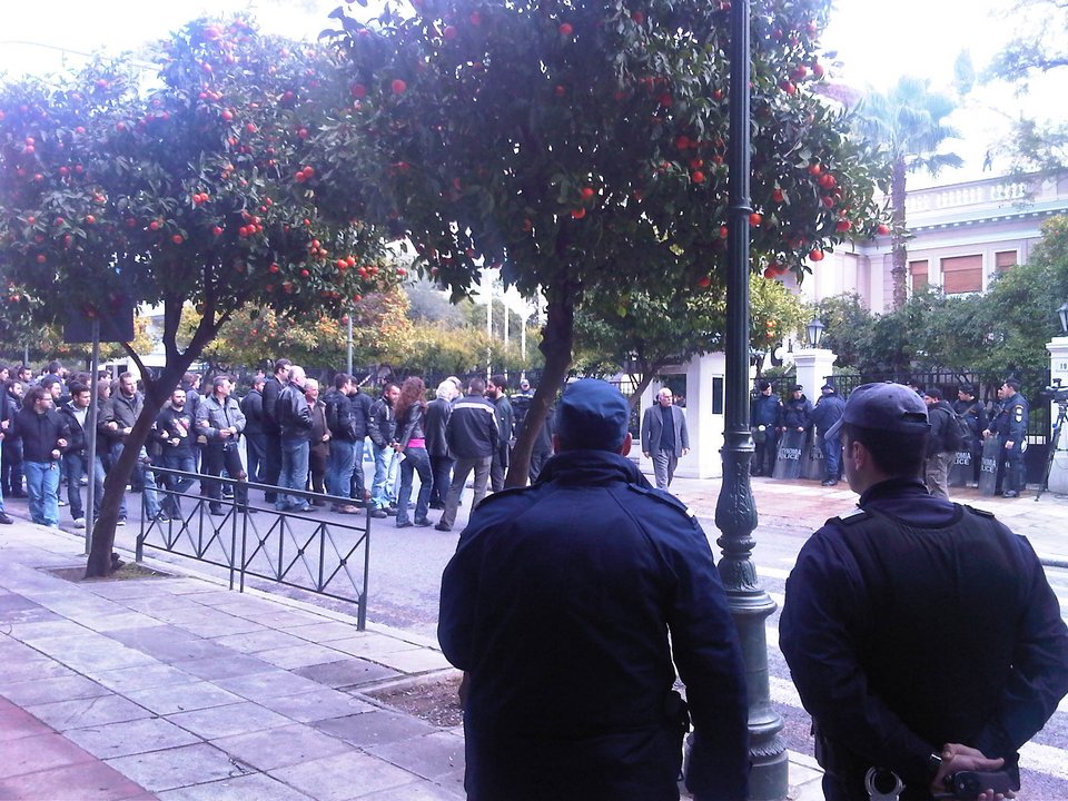 Το ΠΑΜΕ κατέλαβε το οδόστρωμα έξω από το Μέγαρο Μαξίμου [εικόνες] | iefimerida.gr 1