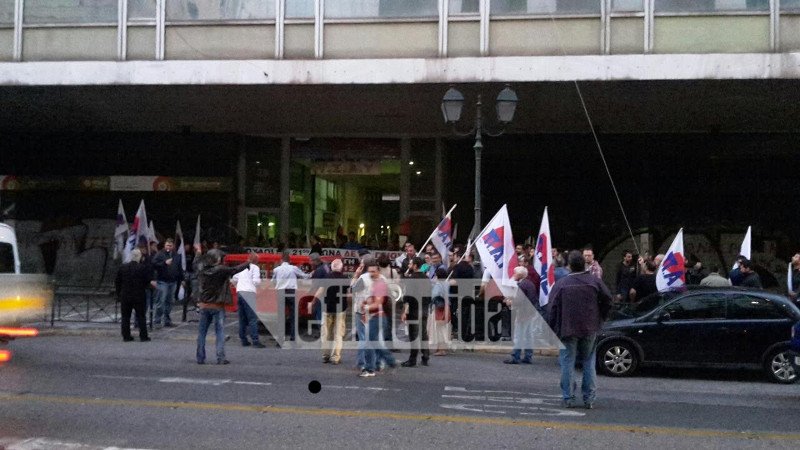 Κατάληψη του ΠΑΜΕ στο υπουργείο Εργασίας -Ανέβηκαν στην ταράτσα, άπλωσαν τεράστιο πανό [εικόνες] | iefimerida.gr 0