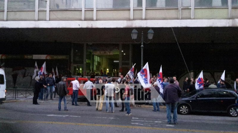 Κατάληψη του ΠΑΜΕ στο υπουργείο Εργασίας -Ανέβηκαν στην ταράτσα, άπλωσαν τεράστιο πανό [εικόνες] | iefimerida.gr 1
