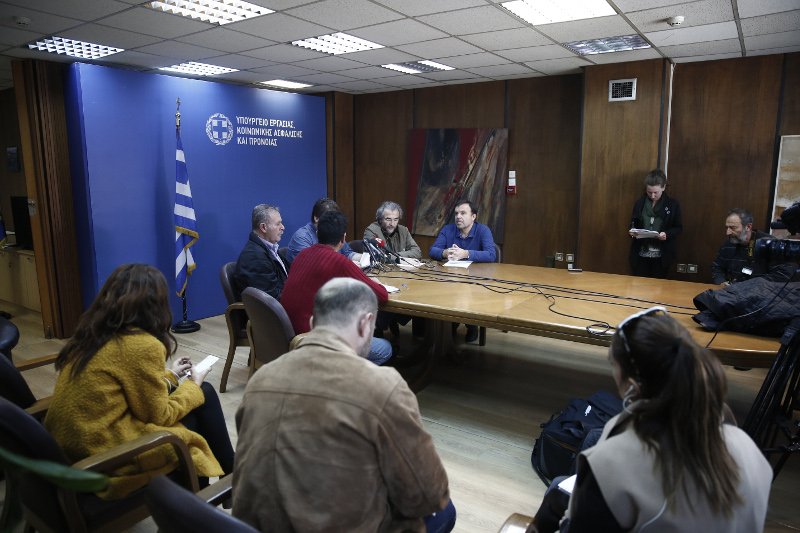 Κατάληψη ΠΑΜΕ στο υπ. Εργασίας: Εβγαλαν τη σημαία της ΕΕ και έδωσαν συνέντευξη από το γραφείο της Αχτσιόγλου [εικόνες] | iefimerida.gr 3