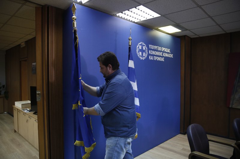 Κατάληψη ΠΑΜΕ στο υπ. Εργασίας: Εβγαλαν τη σημαία της ΕΕ και έδωσαν συνέντευξη από το γραφείο της Αχτσιόγλου [εικόνες] | iefimerida.gr 0