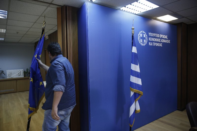 Κατάληψη ΠΑΜΕ στο υπ. Εργασίας: Εβγαλαν τη σημαία της ΕΕ και έδωσαν συνέντευξη από το γραφείο της Αχτσιόγλου [εικόνες] | iefimerida.gr 1