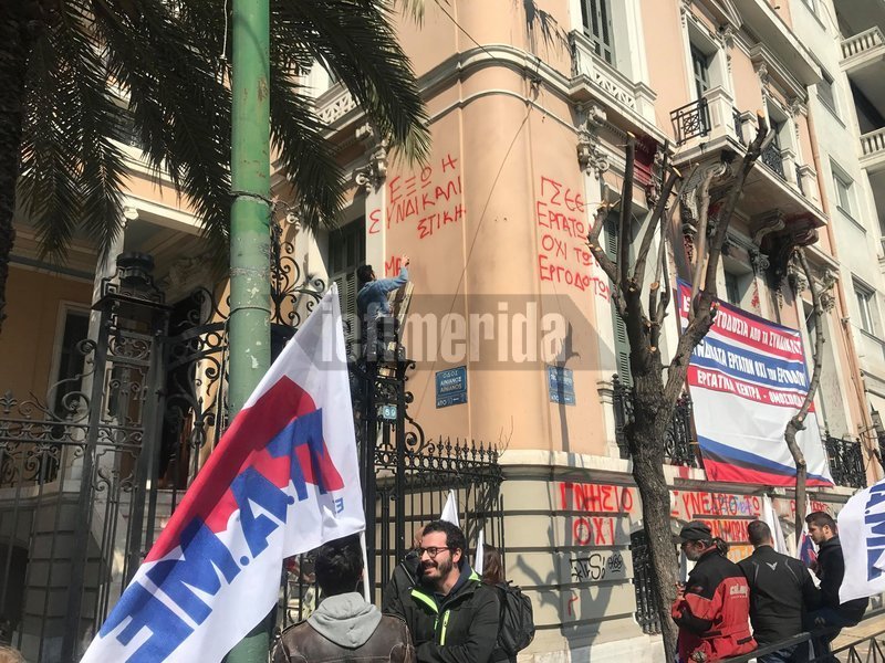 Μέλη του ΠΑΜΕ γράφουν συνθήματα στα γραφεία της ΓΣΕΕ