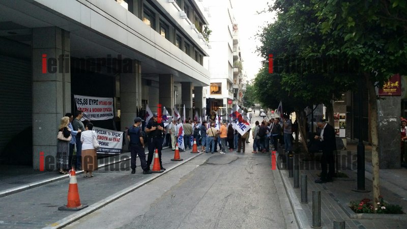 Κατάληψη του ΠΑΜΕ στο ΥΠΟΙΚ -Το τεράστιο πανό με τα... Μνημόνια Παπανδρέου, Σαμαρά, Τσίπρα [εικόνες] | iefimerida.gr 1