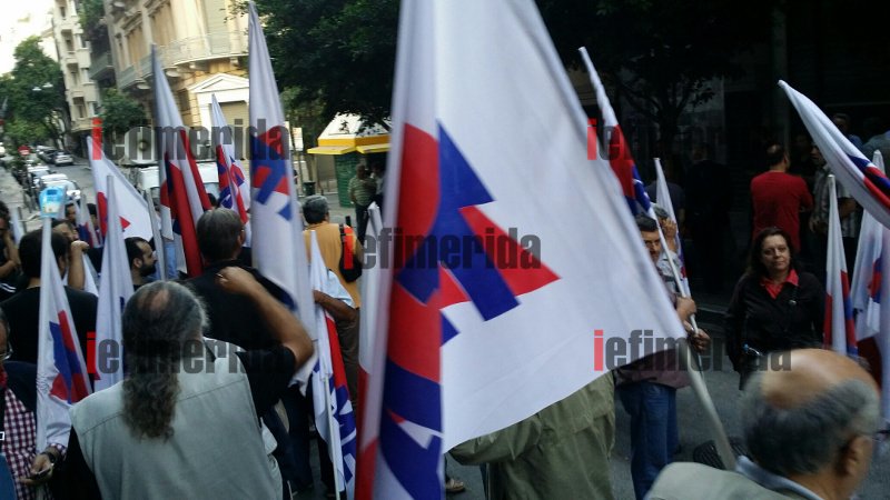 Κατάληψη του ΠΑΜΕ στο ΥΠΟΙΚ -Το τεράστιο πανό με τα... Μνημόνια Παπανδρέου, Σαμαρά, Τσίπρα [εικόνες] | iefimerida.gr 3