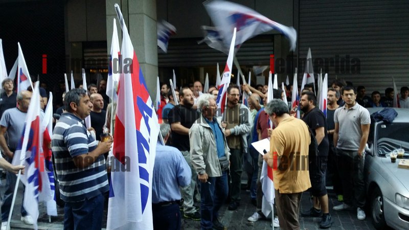 Κατάληψη του ΠΑΜΕ στο ΥΠΟΙΚ -Το τεράστιο πανό με τα... Μνημόνια Παπανδρέου, Σαμαρά, Τσίπρα [εικόνες] | iefimerida.gr 4