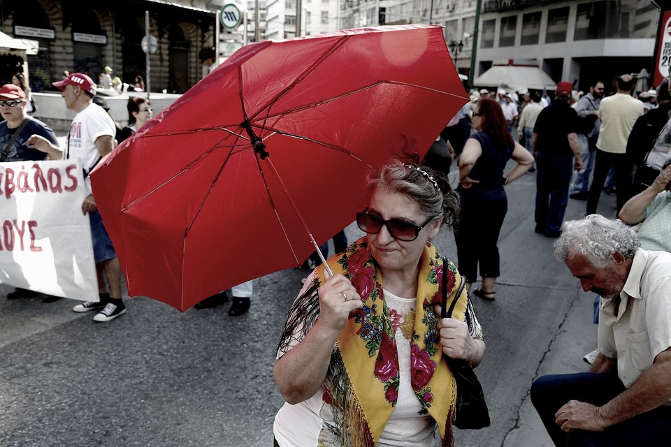 Η συγκέντρωση του ΠΑΜΕ και ο σκύλος που κέντρισε το ενδιαφέρον του Πολ Μέισον [εικόνες] | iefimerida.gr 5